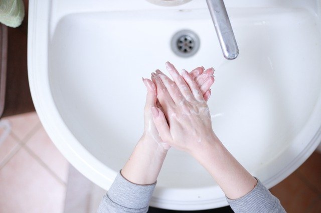 Mycie rąk w łazience.