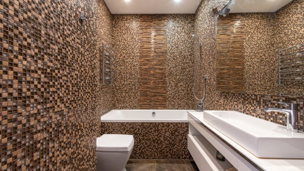 Ciemna mozaika w dużej, nowoczesnej łazience