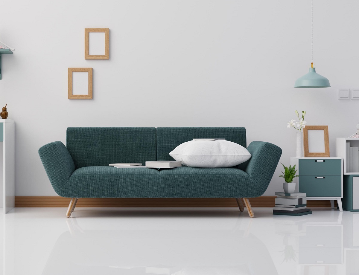sofa w salonie z poduszkami