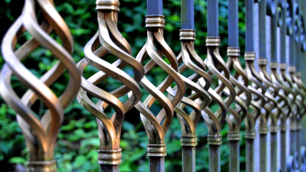 Zamontowane nowoczesne ogrodzenie metalowe na posesji