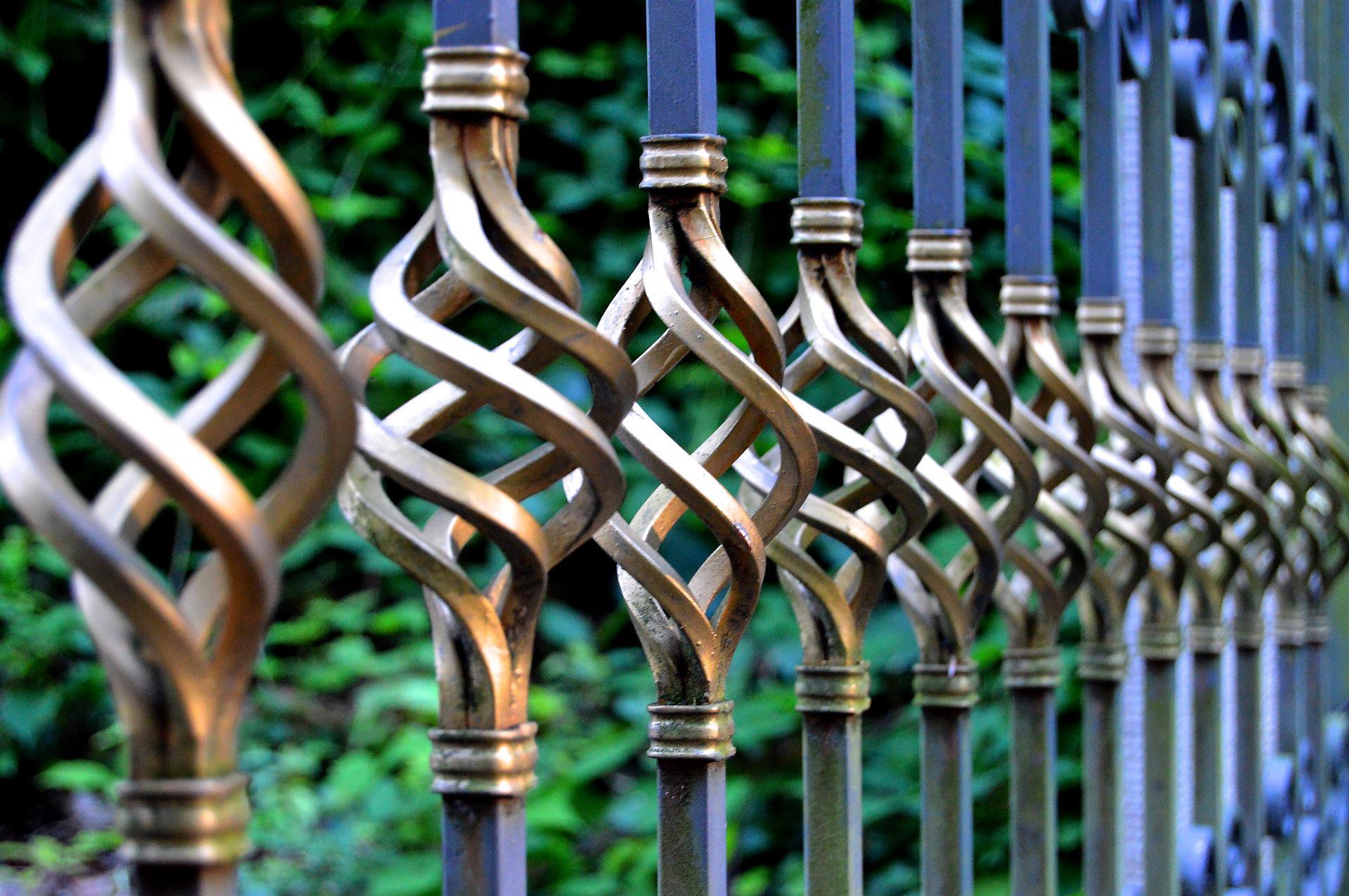 Zamontowane nowoczesne ogrodzenie metalowe na posesji